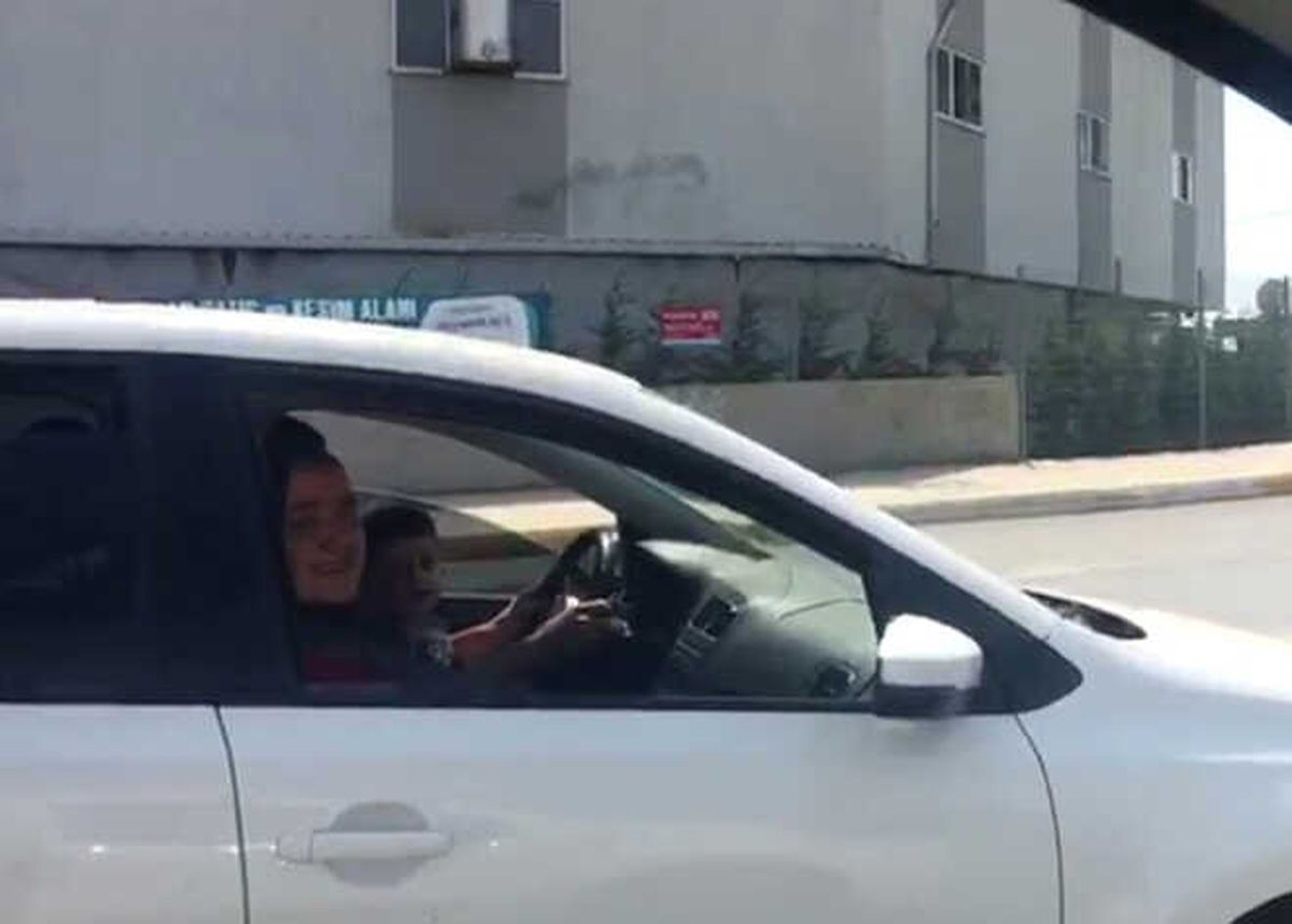 Kucağına Aldığı Çocuğuyla Araç Kullandı