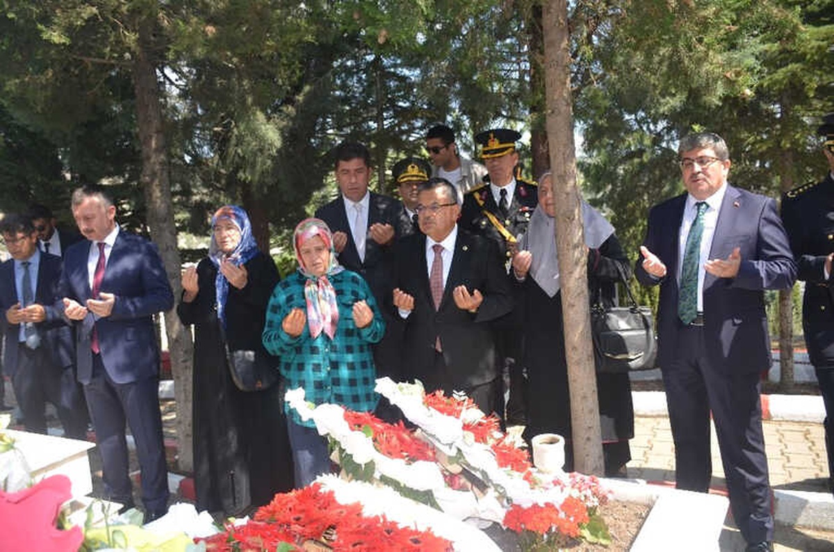 Protokol Üyelerinden Şehitlik Ziyareti
