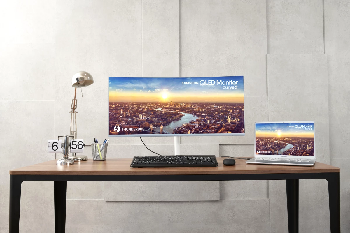 Samsung Kavisli Qled Monitörlerini Thunderbolt 3 Desteği ile Gönderiyor