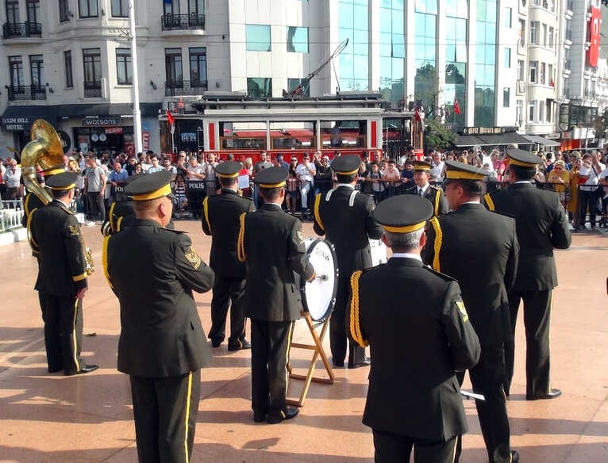 Taksim Meydanı\'nda 30 Ağustos Zafer Bayramı Gösterisi