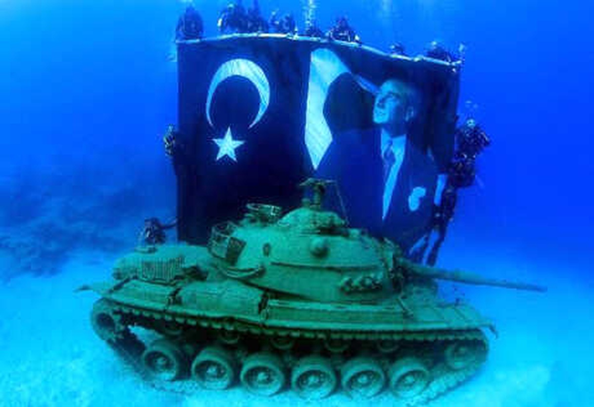 Tank Batığına Dalıp, Türk Bayrağı ve Atatürk Posteri Açtılar