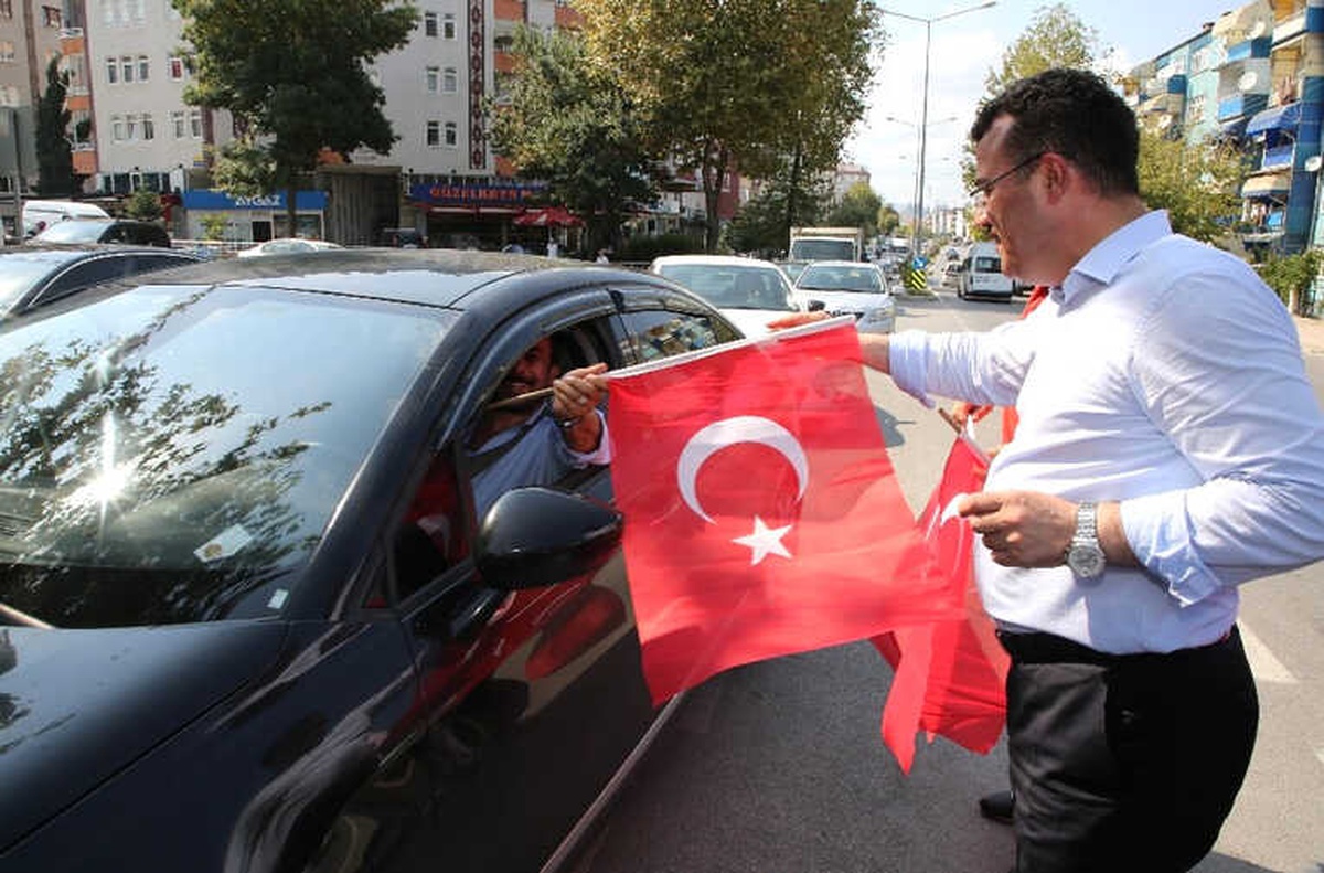 Taşçı: "Türk\'ün Bayramı, Bayraksız Kutlanmaz"