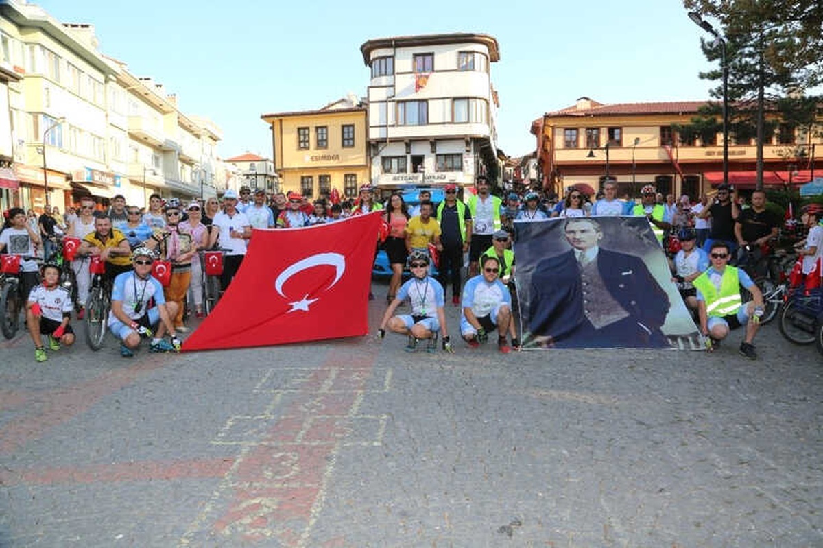 30 Ağustos Coşkusuna Pedallarda Eşlik Ettiler