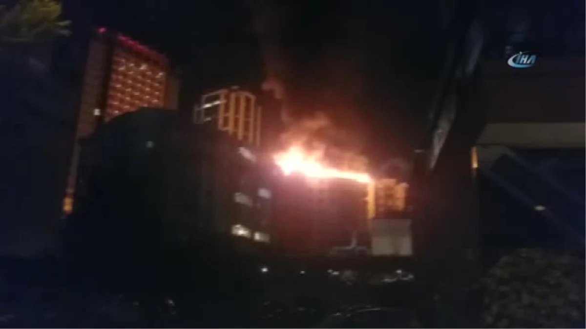 Ankara Çukurambar\'da Çatı Yangını Paniğe Neden Oldu