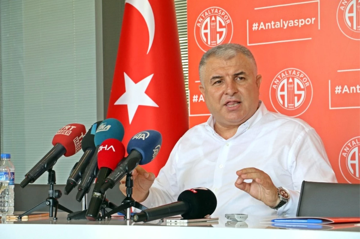 Antalyaspor Başkanı \'Gülerek Gidiyorum\' Diyerek İstifa Etti