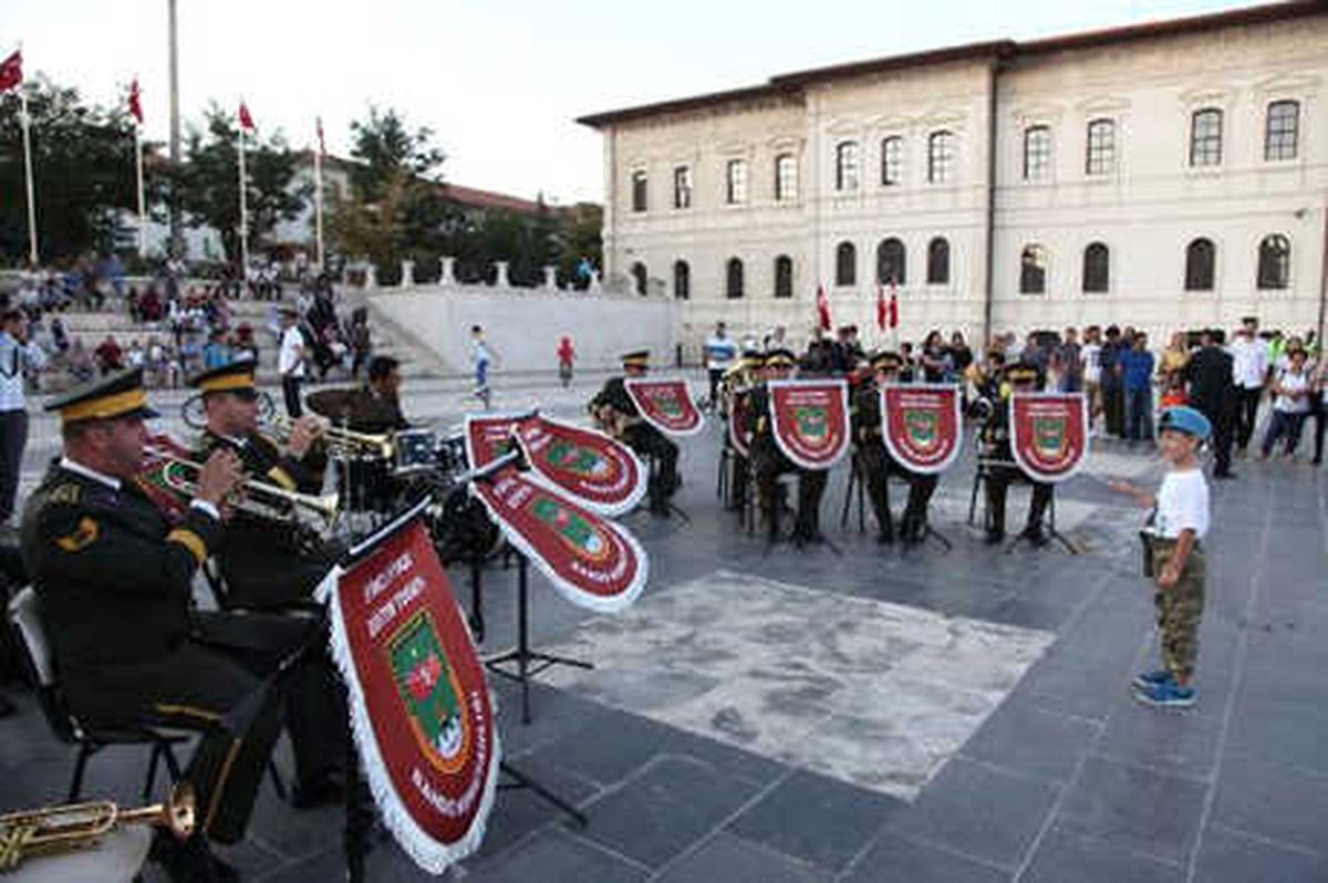 Askeri Bandoyu Küçük Şef Yönetti