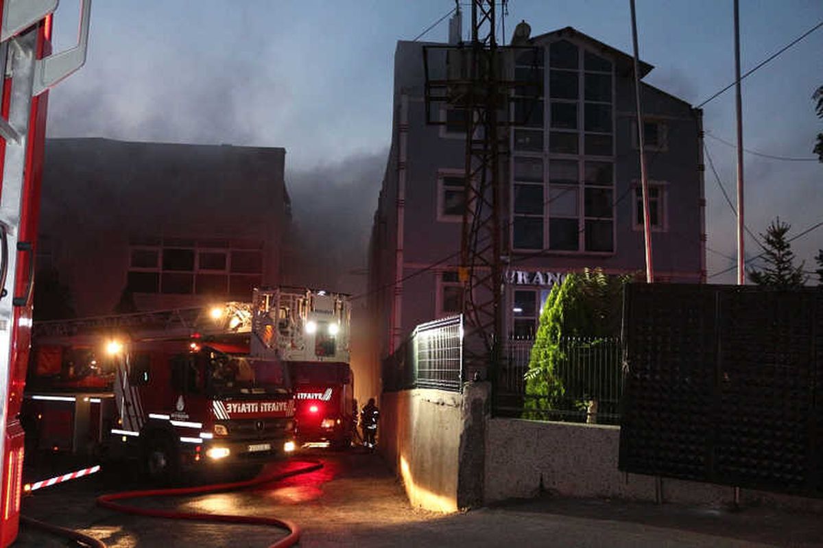 Başakşehir\'de Çorap Fabrikasında Yangın