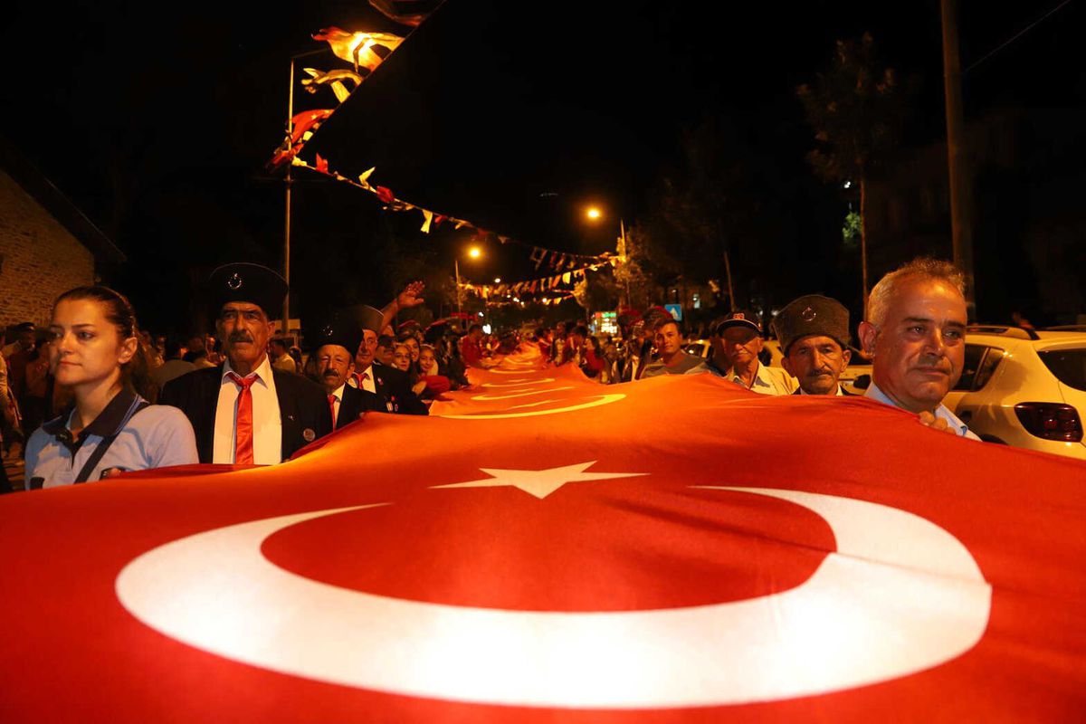 Bayındır Belediye Başkanı Dr. Ufuk Sesli 30 Ağustos Zafer Bayramı\'nda Fener Alayı Düzenledi