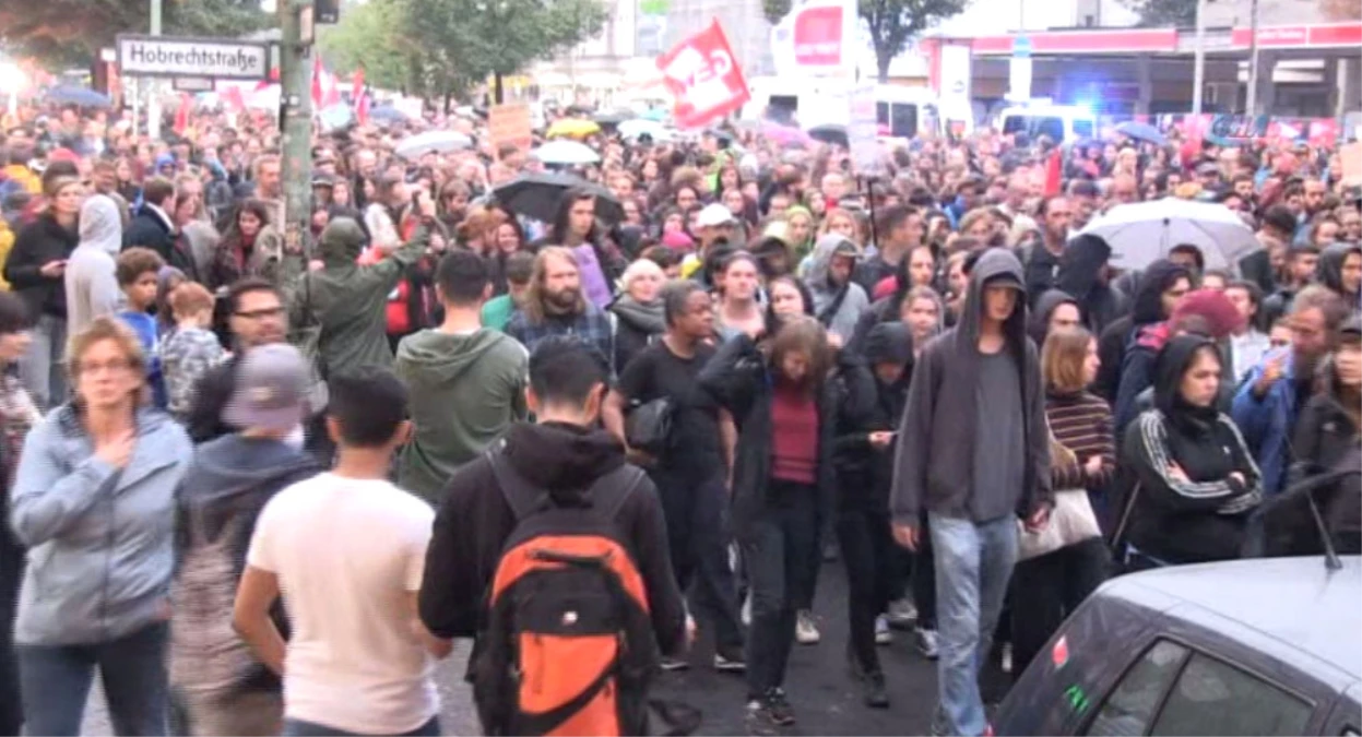 Berlin\'de 10 Bin Kişi Irkçı Şiddete Karşı Yürüdü