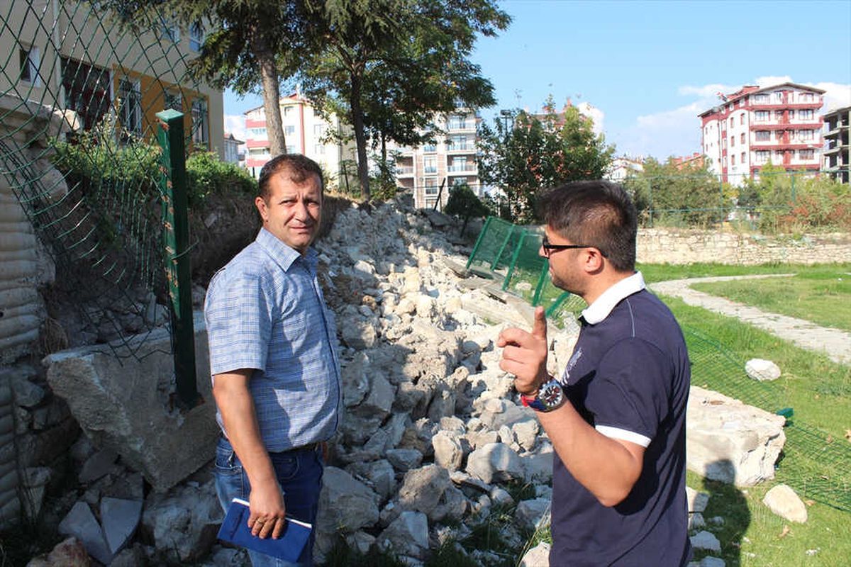 Beyşehir\'de Okulun İstinat Duvarı Çöktü