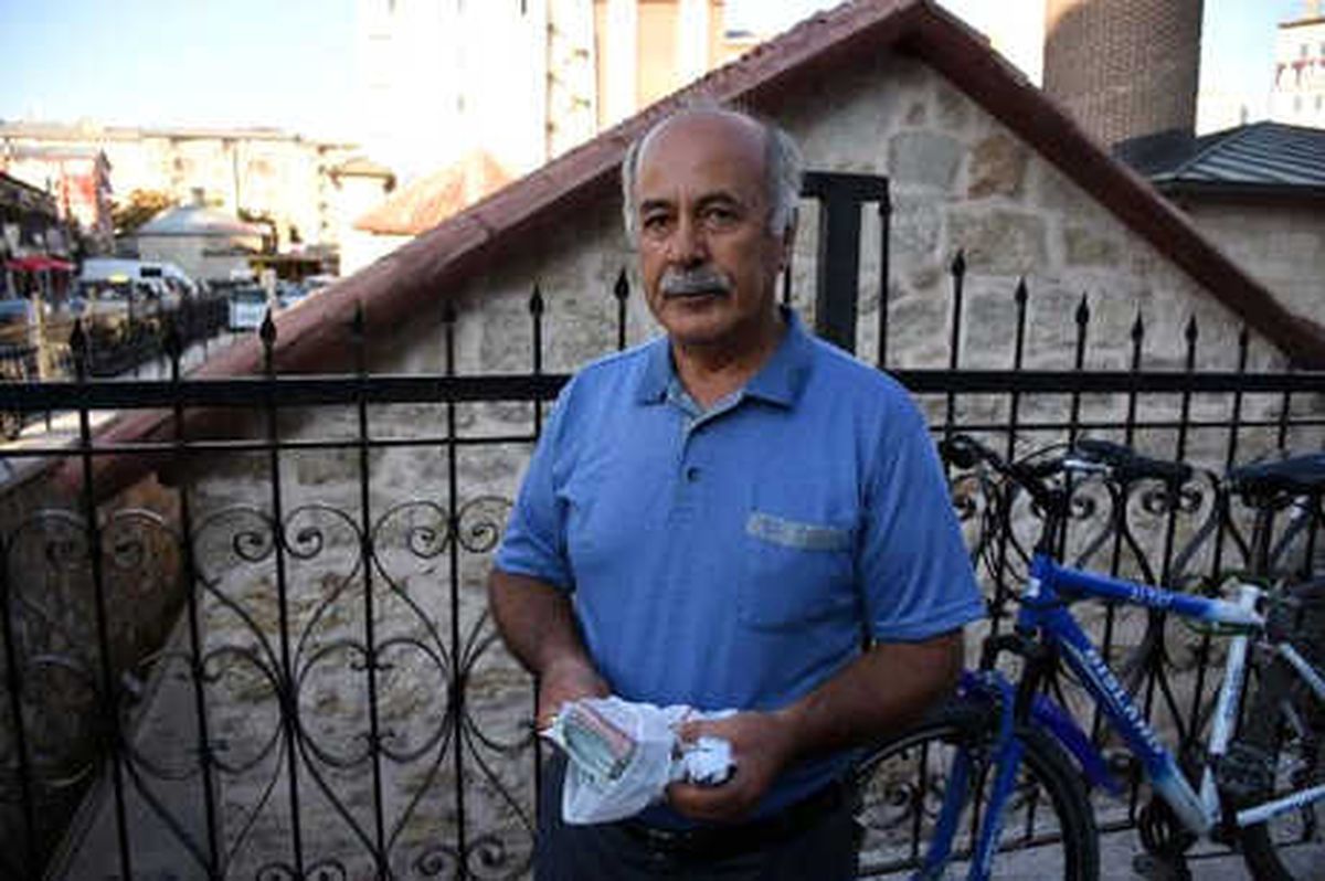 Çeşmede Bulduğu 30 Bin Lira Arkadaşının Çıktı; Önce Tepki Sonra Teşekkür