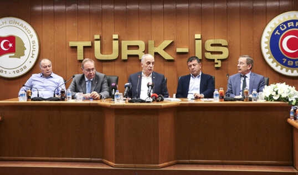 CHP Heyeti Türk-İş\'i Ziyaret Etti