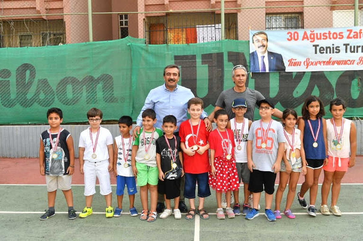 Çukurova\'da Zafer Bayramı Tenis Turnuvası\'nda Ödüller Sahiplerini Buldu