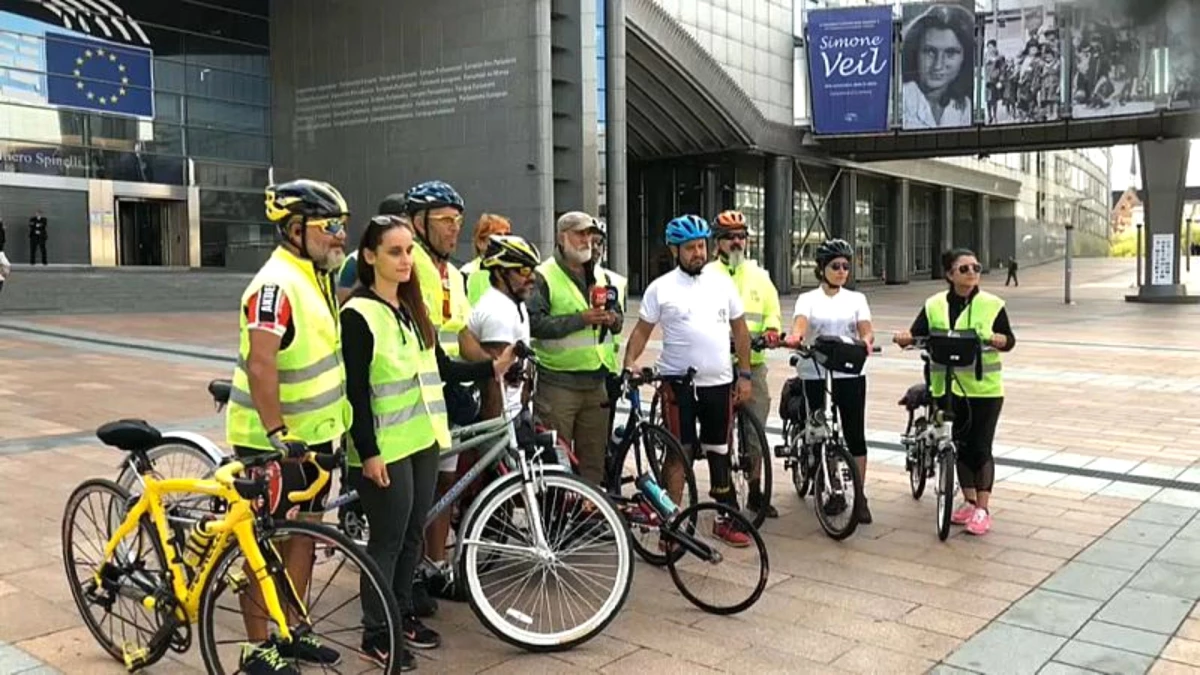 Engelli Haklarını Savunmak İçin İstanbul\'dan Brüksel\'e 4 Bin Km Pedal Çevirdiler