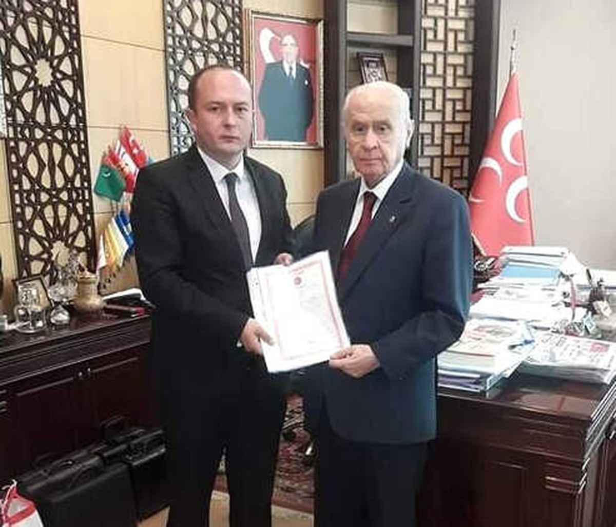 Eskişehir Ülkü Ocakları\'nın Tapusu Bahçeli\'ye Sunuldu