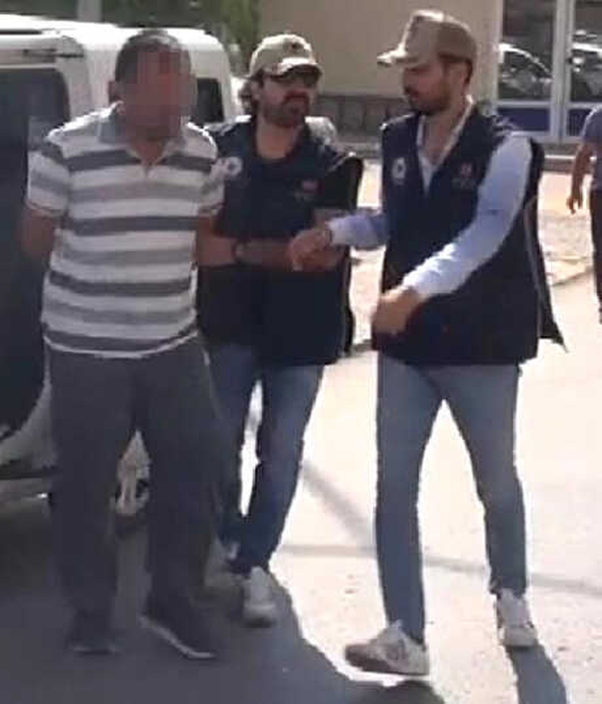 Fetö Şüphelisi Eski Müfettiş, Pijamalarıyla Kaçarken Yakalandı