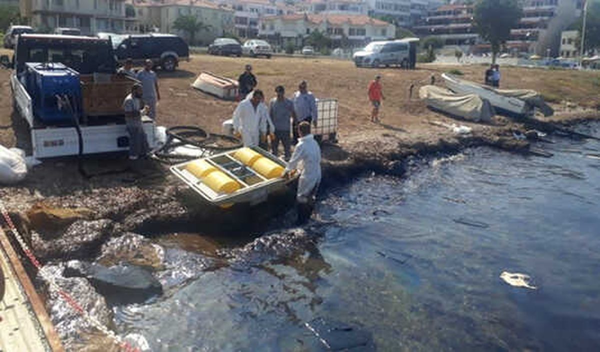 Foça\'da Denize \'Ağır Yakıt\' Bulaştı