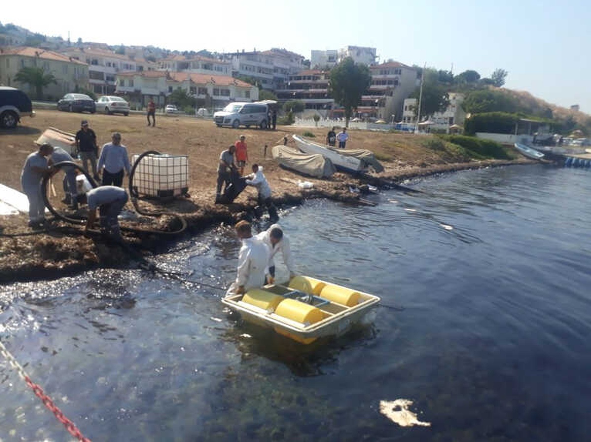 Foça\'da Meydana Gelen Ağır Yakıt Sızıntısı Denizi Kirletti