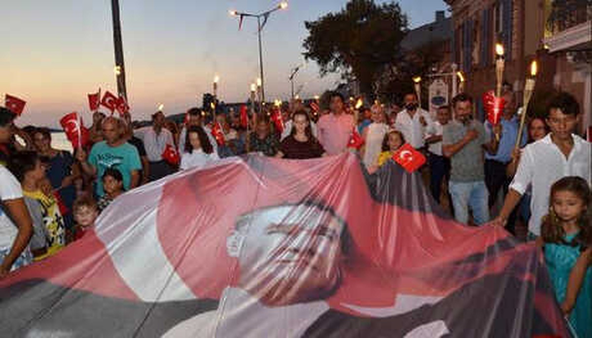 Foça\'da Zafer Bayramı, Fener Alayı ve Konserle Kutlandı