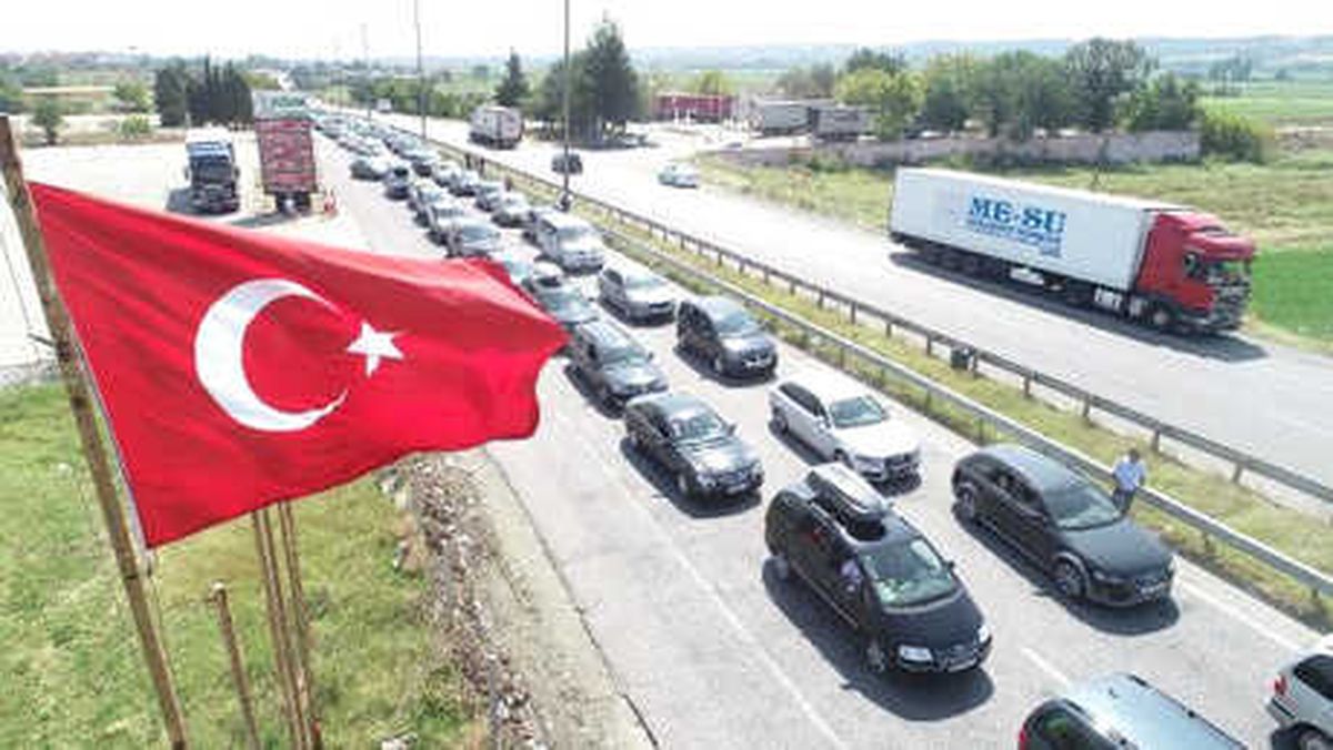 Gurbetçilerin Dönüşü Sürüyor; Kapıkule\'de 6 Kilometrelik Araç Kuyruğu