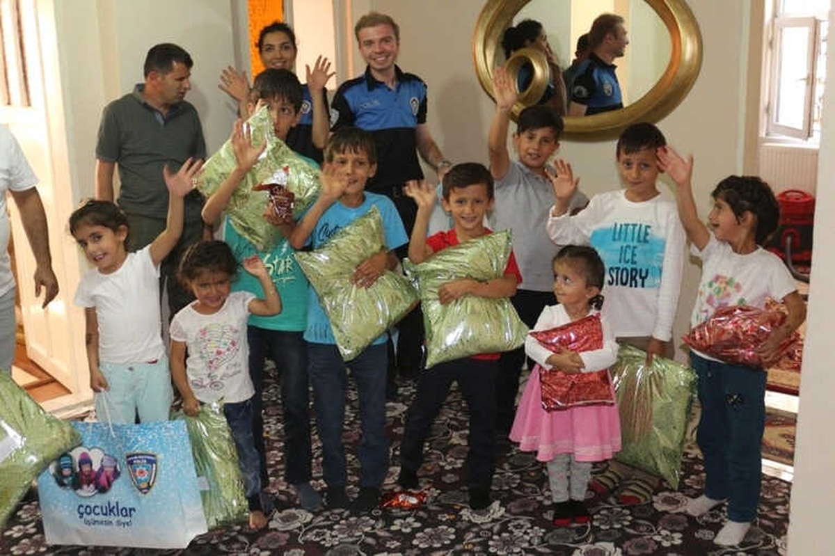 Hakkari Polisi Şehit Ailelerini Ziyaret Etti
