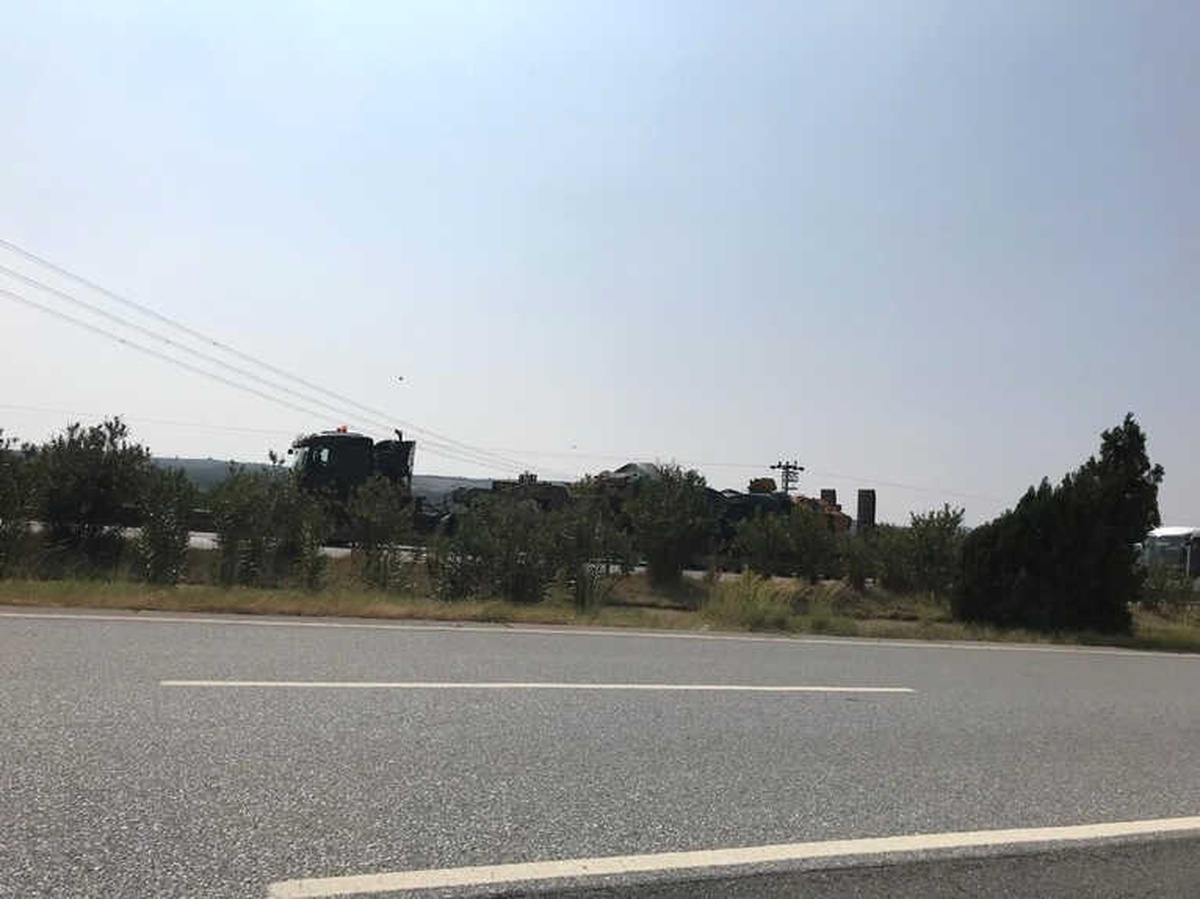 Hatay\'daki Askeri Birliklere Takviye Tank ve Araç Sevkiyatı