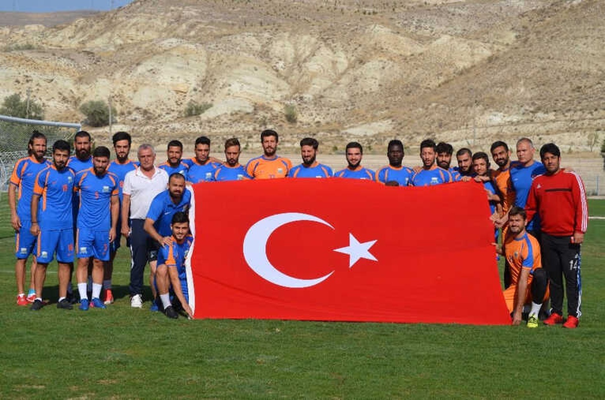 İskenderun Belediye Spor\'lu Futbolculardan Bayraklı Zafer Bayramı Kutlaması