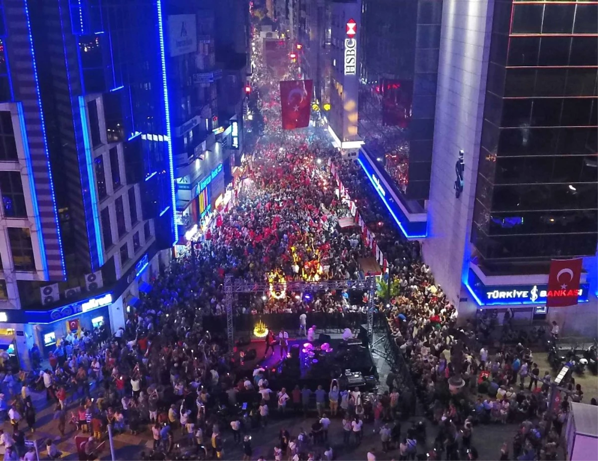 İzmir\'in İlçelerinde \'Zafer\' Coşkusu Gece Yarılarına Kadar Sürdü