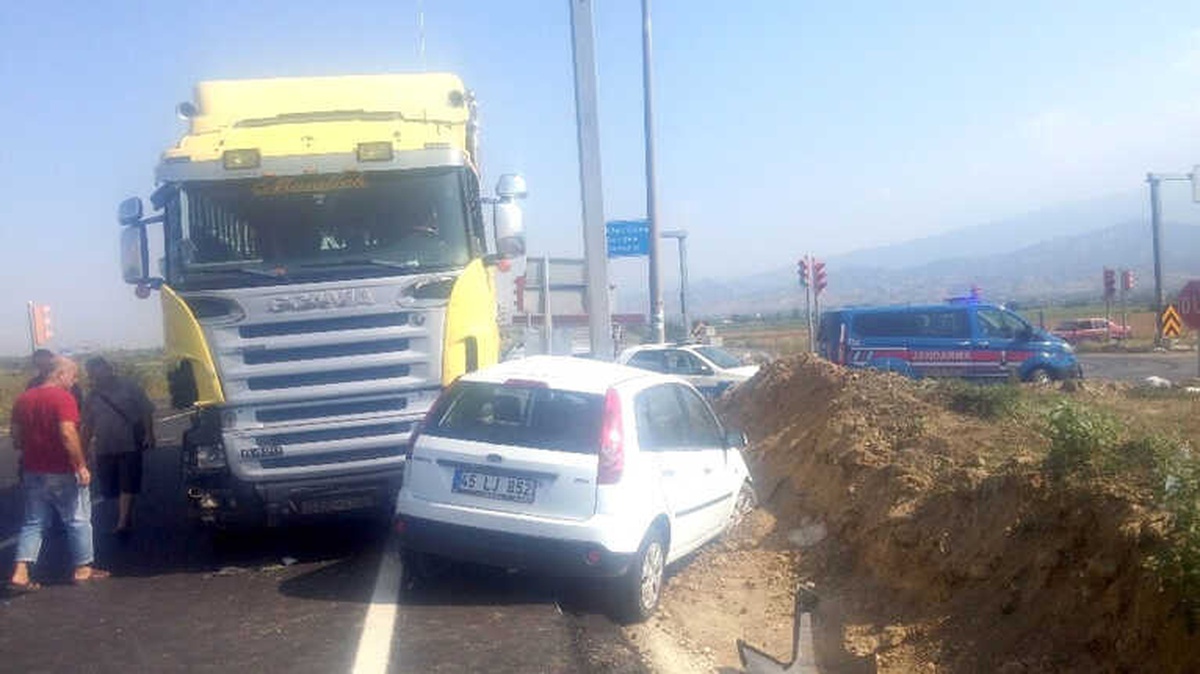 Kamyon ile Otomobil Çarpıştı: 2 Yaralı