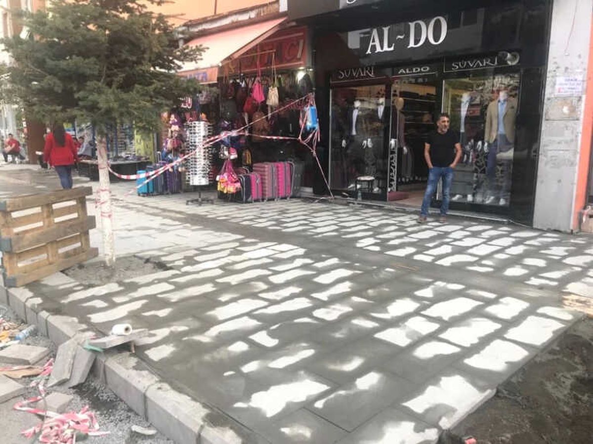 Kars\'ta Kazımpaşa Caddesi\'nin Kaldırımlarını Yeniliyor