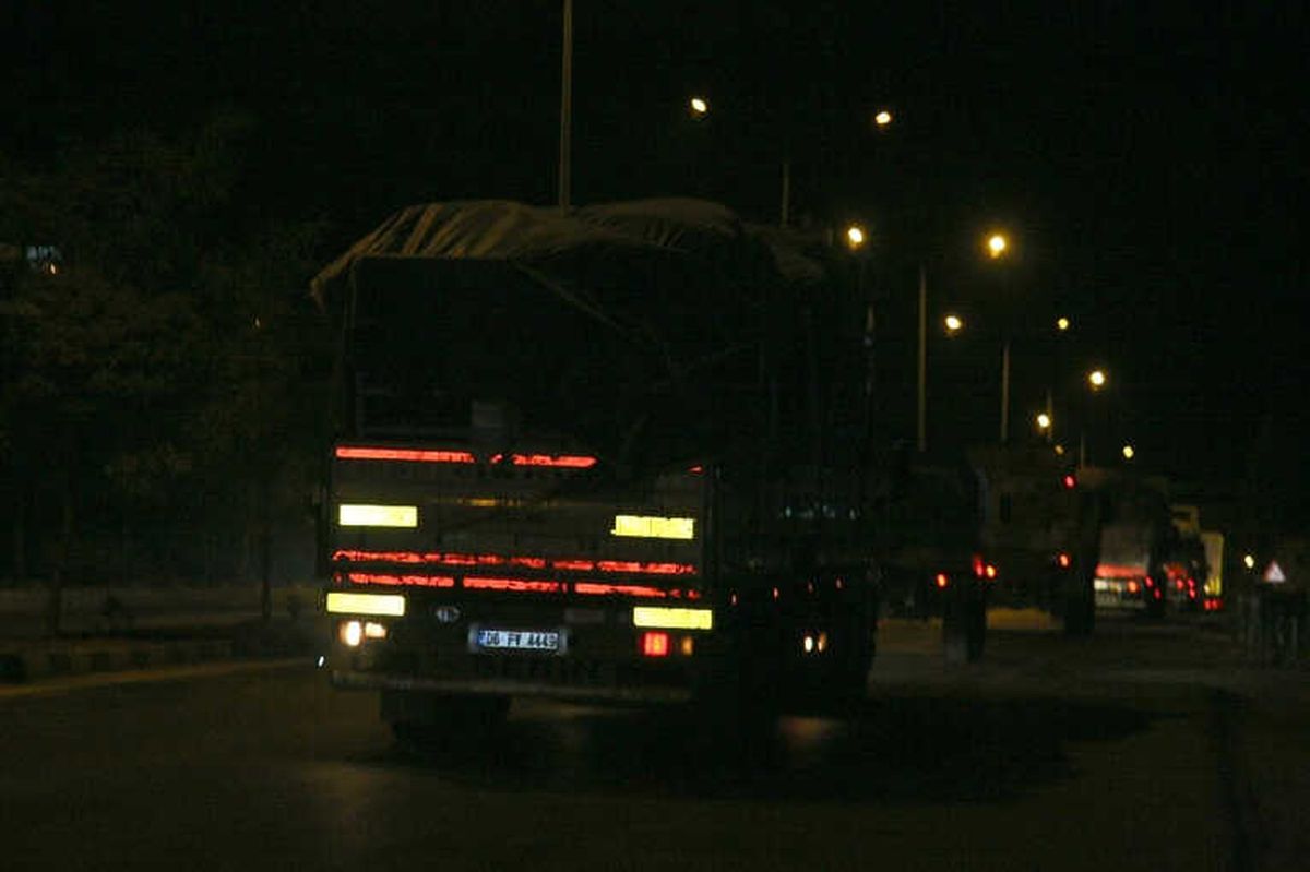 Kilis\'ten İdlib Sınırına Komando ve Topçu Bataryaları Sevk Edildi