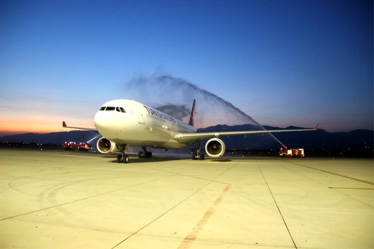 Koca Seyit Havalimanı En Büyük Misafirini Ağırladı Airbus A330 Su Köprüsü ile Karşılandı