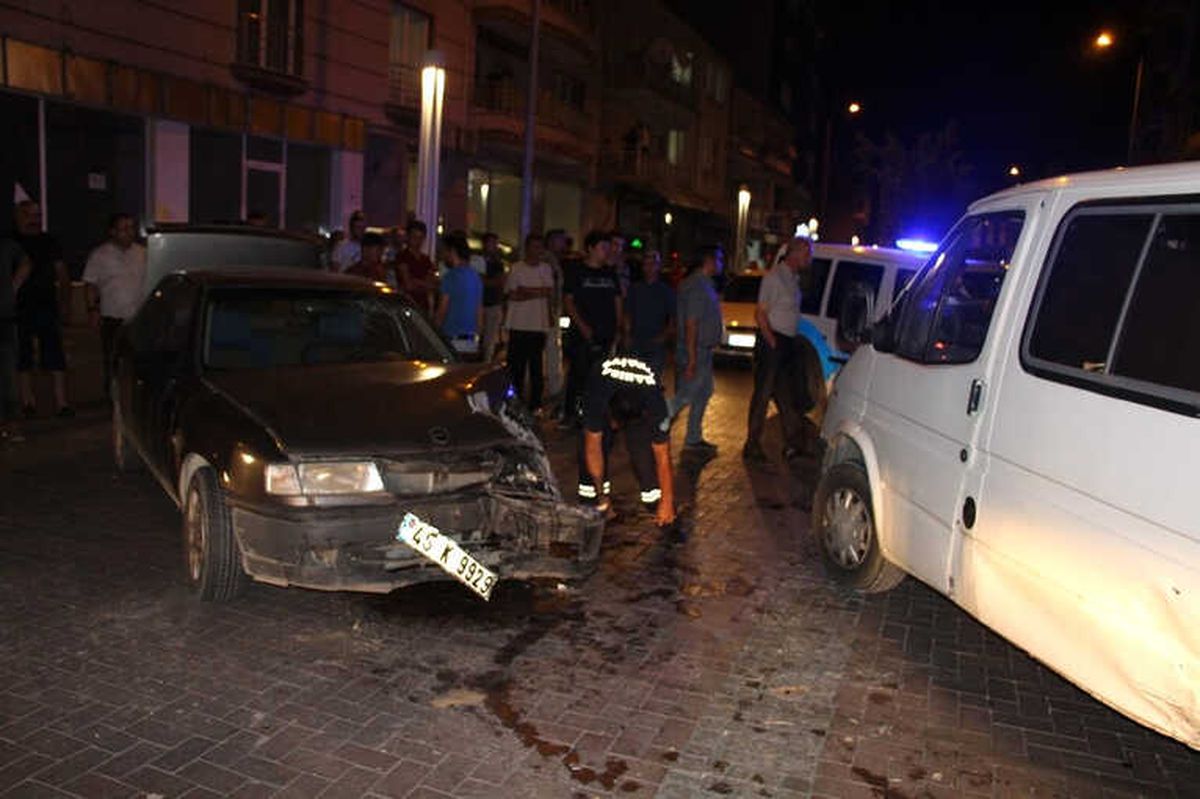 Kula\'da İki Otomobil Çarpıştı: 1 Yaralı