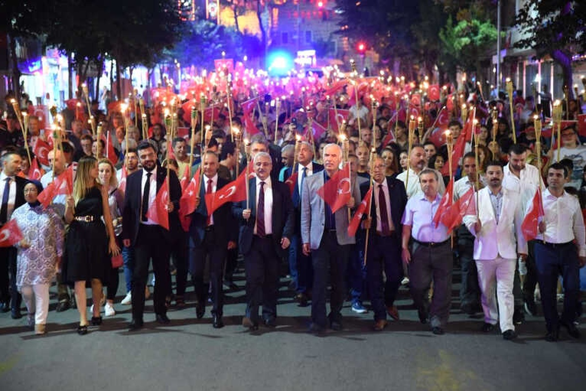 Manisa\'da Zafer Bayramı Coşkusu Fener Alayı ile Katlandı