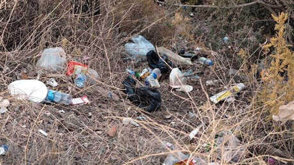 Marmaris\'te Araçlardan Atılanlar Çöplerde Bebek Bezi İlk Üçte
