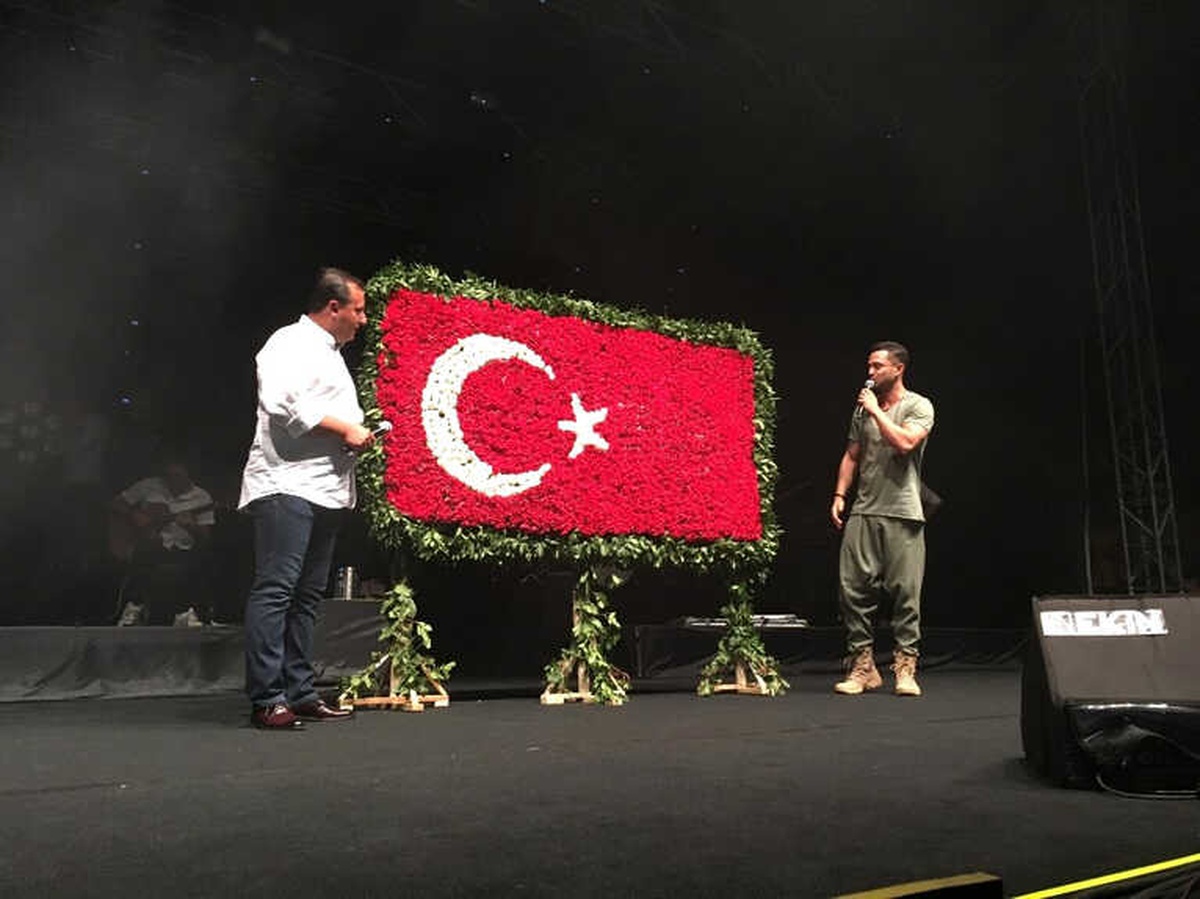 Menderes Zafer Bayramı\'nı Murat Boz\'la Kutladı