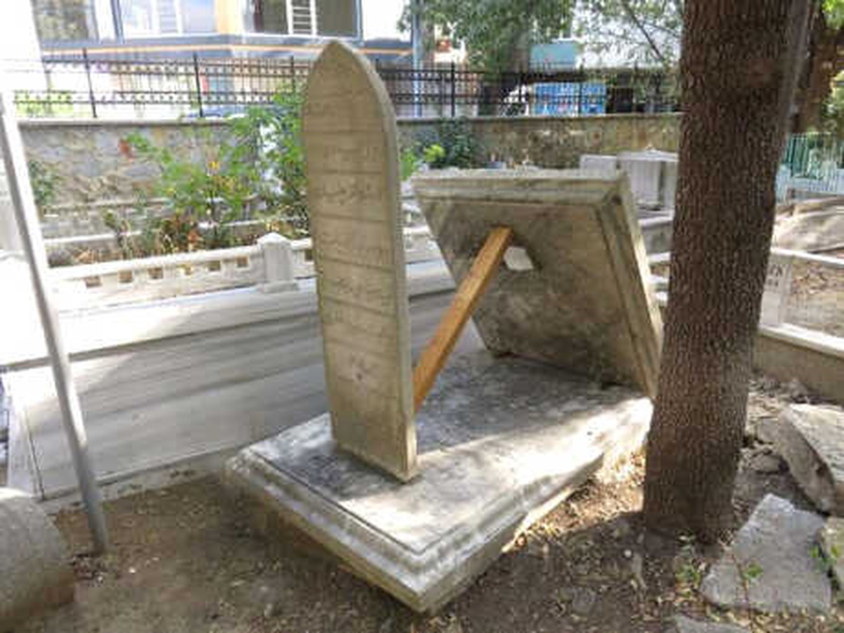 Mezarda Kaçak Kazı Yapan 3 Kişi Yakalandı