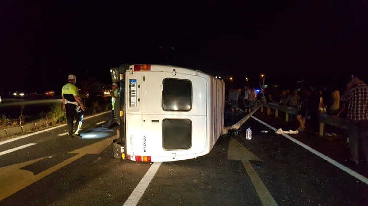 Minibüs Refüjdeki Direğe Çarptı: 2 Yaralı