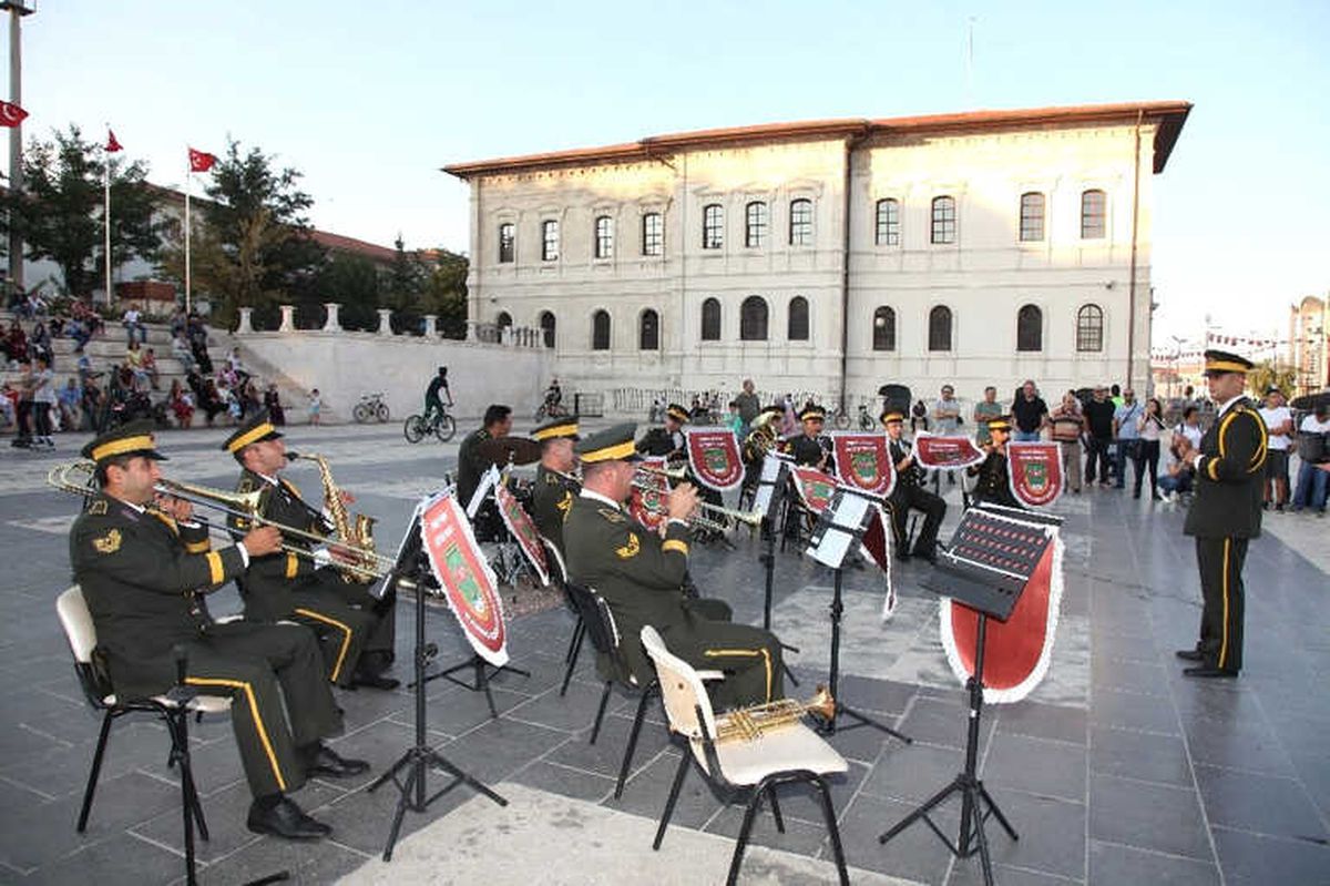 Minik Şef Askeri Bandoyu Yönetti