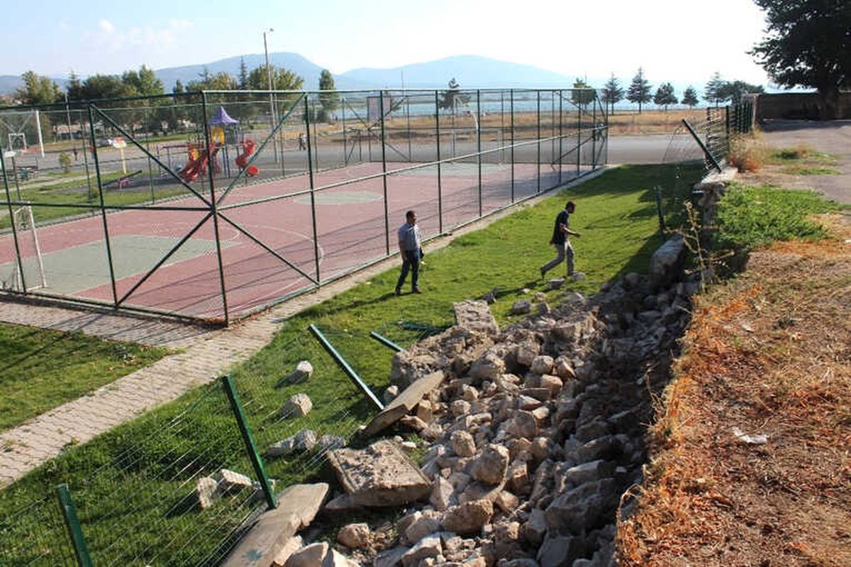 Okul Bahçesinin İstinat Duvarı Yıkıldı