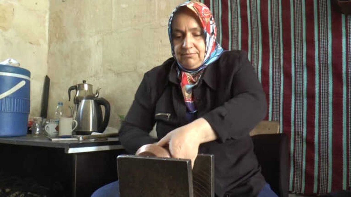 İki Çocuk Annesi Kadın Evde Sıkılınca Bakır İşleme Ustası Oldu