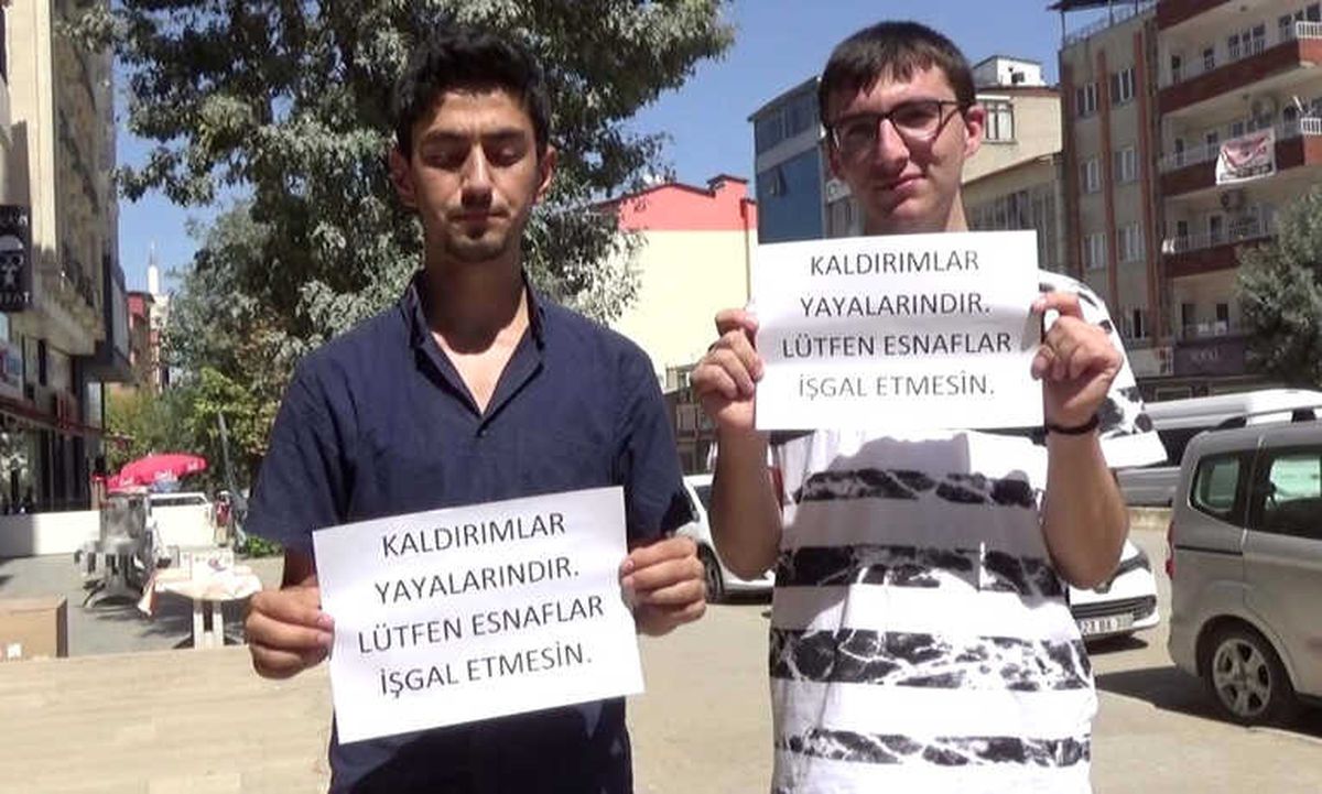 Liseli Öğrencilerden Kaldırım İşgaline Afişli Tepki