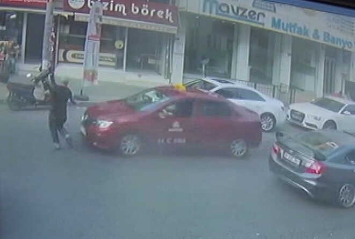 Taksici Yayaya Çarptı, Metrelerce Havaya Böyle Savurdu