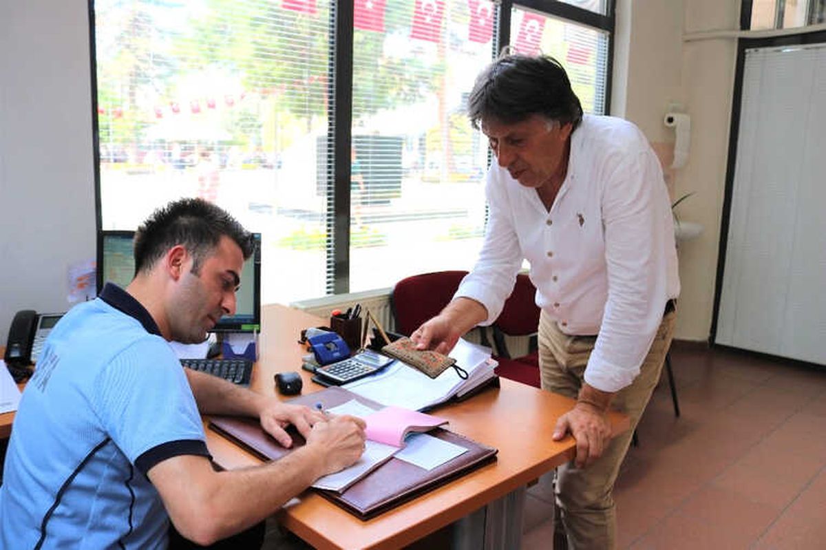 Parkta Bulunan Para Çantası Sahibine Teslim Edildi