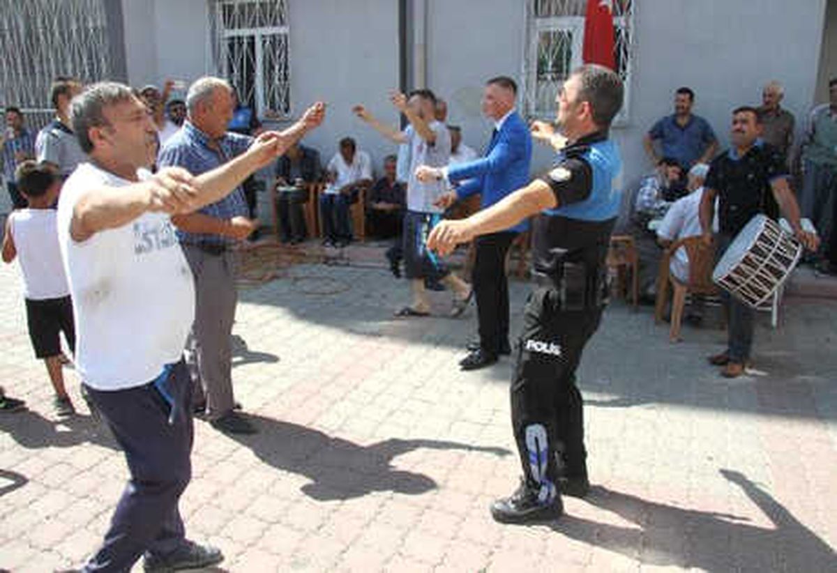 Polisler, Düğünde Önce Silah Atılmaması Konusunda Uyardı, Ardından Oynadı