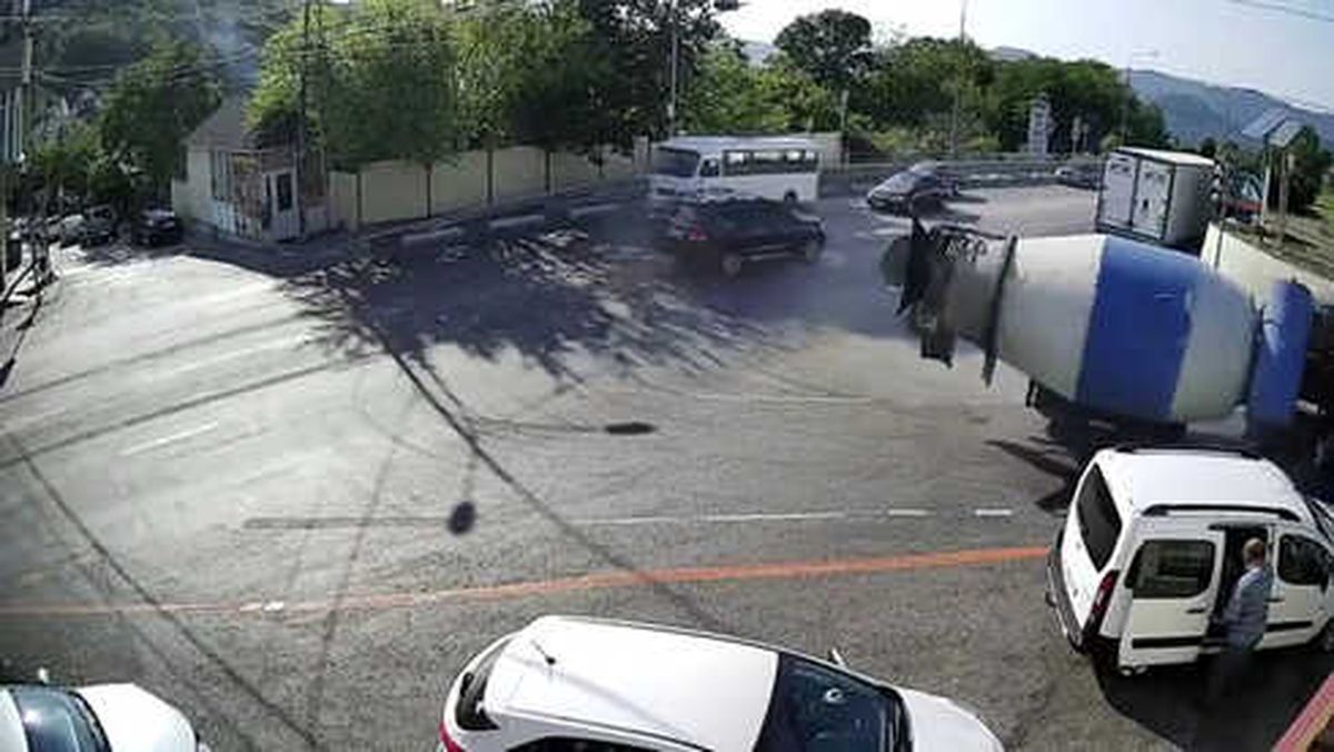 Rusya\'da Beton Mikseri Devrildi, Faciadan Dönüldü
