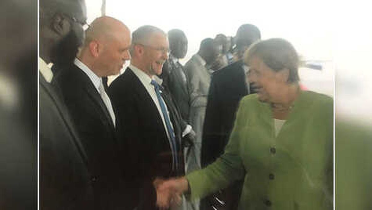Senegal\'de Merkel\'i Şaşırtan Türk