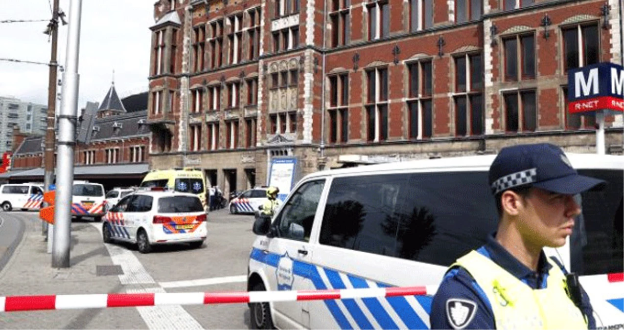 Amsterdam\'da 2 Kişiyi Bıçakla Yaralayan Saldırgan, Silahla Vurularak Etkisiz Hale Getirildi