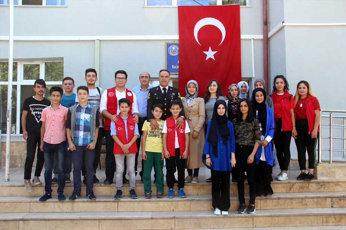 Suşehri\'nde Gençlerden Jandarma Komutanlığına Ziyaret