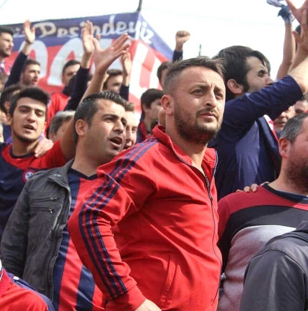 Takımı İçin Eşinin Bileziklerini Sattı
